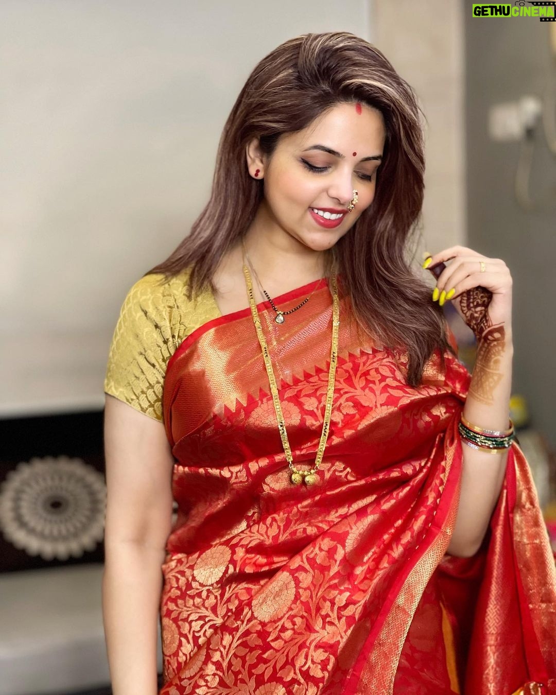 Sugandha Mishra Instagram - Happy Karwachauth Pati Dev ❤️😘 . . #swipeleft #karwachauth #karwachauthlook #saree #red #love #powercouple #couplegoals