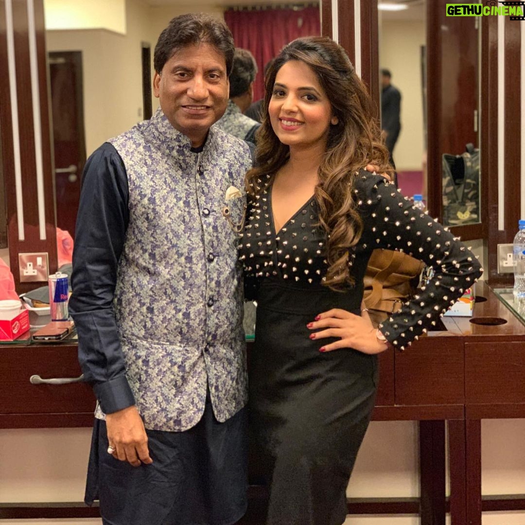 Sugandha Mishra Instagram - Heart wrenching๐๐๐๐ A good heart has stopped beating, but a heart that has touched so many lives will live in our hearts forever.... @rajusrivastavaofficial u were an inspiration, full of life.. . Have learned so much from the legend , got an opportunity to know him as a person also when we were on a world tour for 2 months , memories full of laughter, smiles & motivation.. . Our collective hearts are heavy with sympathy. No words can describe how sorry I am for the loss. . . #rajushrivastav #rip #prayers