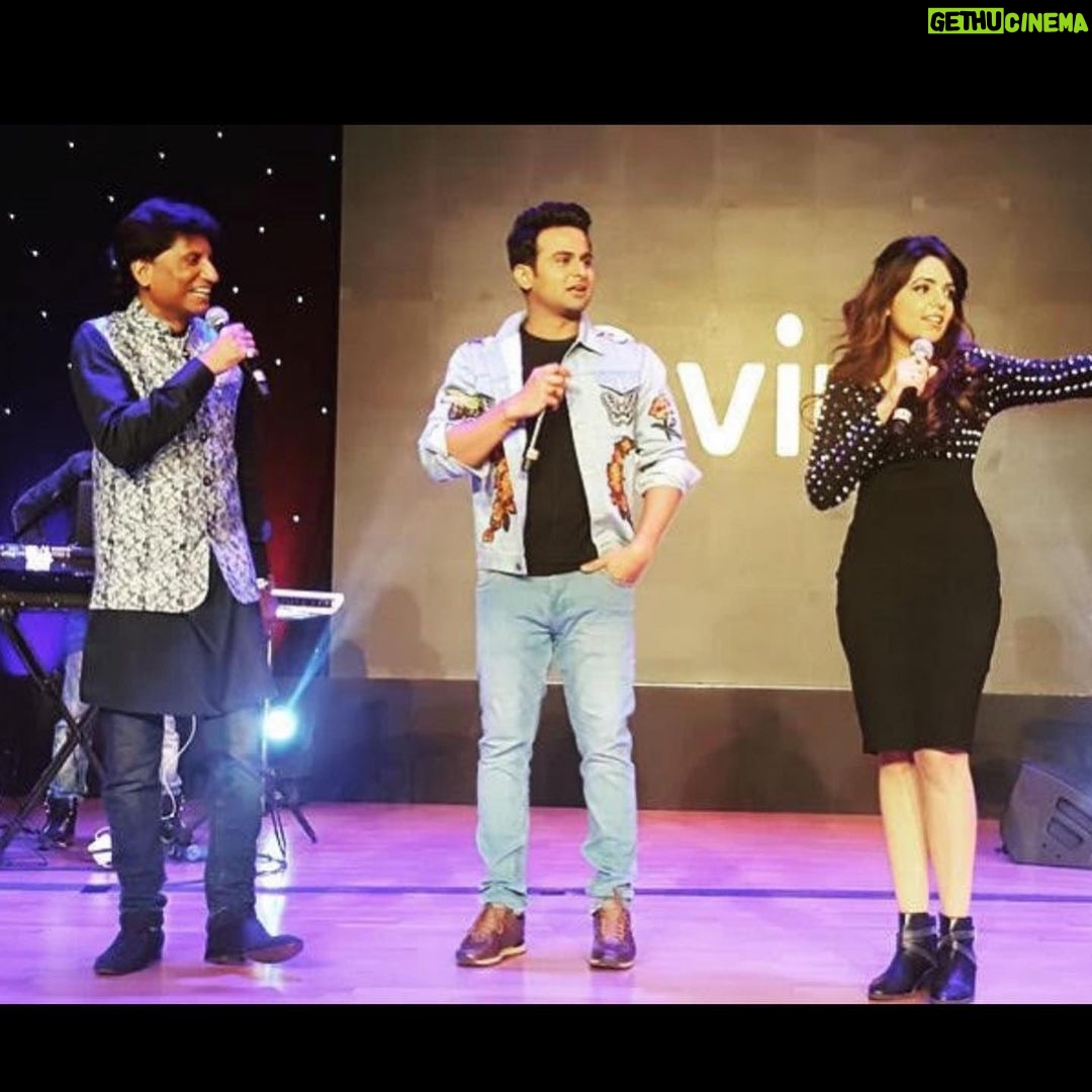 Sugandha Mishra Instagram - Heart wrenching๐๐๐๐ A good heart has stopped beating, but a heart that has touched so many lives will live in our hearts forever.... @rajusrivastavaofficial u were an inspiration, full of life.. . Have learned so much from the legend , got an opportunity to know him as a person also when we were on a world tour for 2 months , memories full of laughter, smiles & motivation.. . Our collective hearts are heavy with sympathy. No words can describe how sorry I am for the loss. . . #rajushrivastav #rip #prayers
