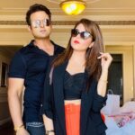 Sugandha Mishra Instagram – Orange is new 🖤 
.
.
#dxb #swipeleft #couplegoals #powercouple #orange #black #orangeisthenewblack #dubai #instapic #pose #love #versace Palazzo Versace Dubai