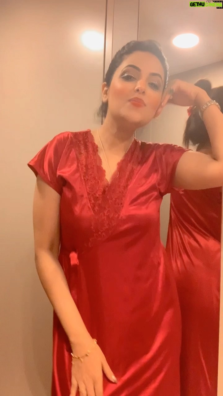 Sugandha Mishra Instagram - #cheapthrillsxkudigujaratdi #fashion #lifestyle #trendingreels #instafashion #shimmer #tasselgown #tassel #makeup