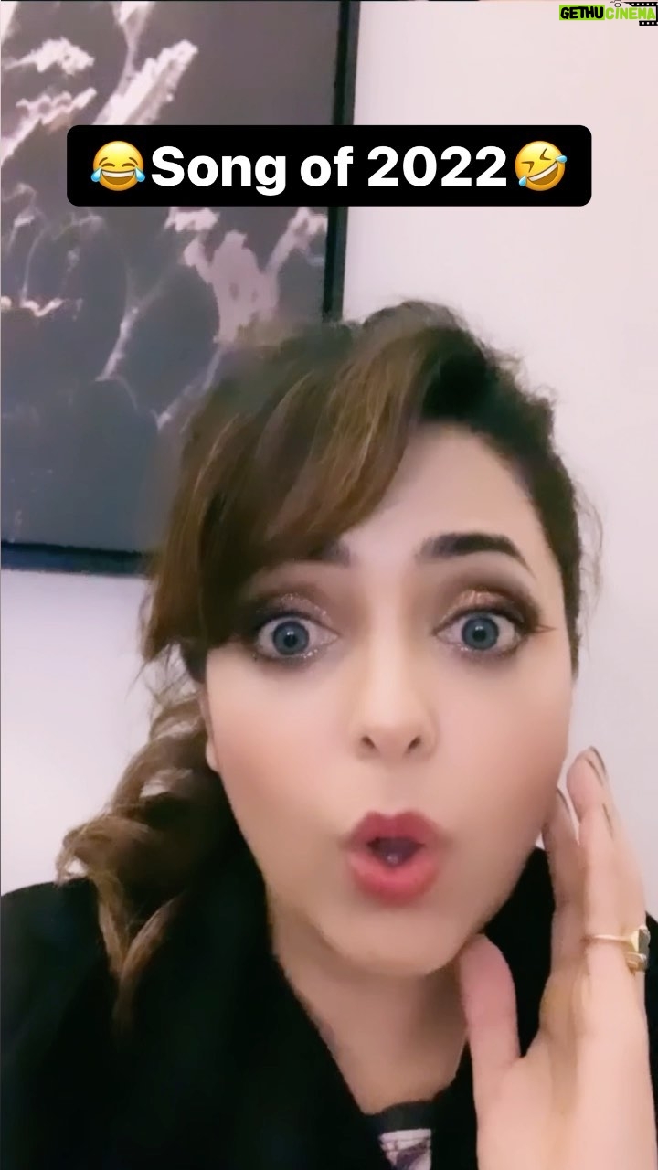 Sugandha Mishra Instagram - Babu Dar Jayega ..🥴😂#watchtillend😂 #song #newsong #viral #trending #comedy #filter #omg #funny #funnyreels #lol Mumbai, Maharashtra