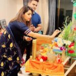 Sugandha Mishra Instagram - 𝐁𝐚𝐩𝐩𝐚 𝐌𝐨𝐫𝐞𝐲𝐚 𝐑𝐞🙏🏻😇 . . #festivevibes #ganpati #bappa #family #friends #love #blessings #swipeleft