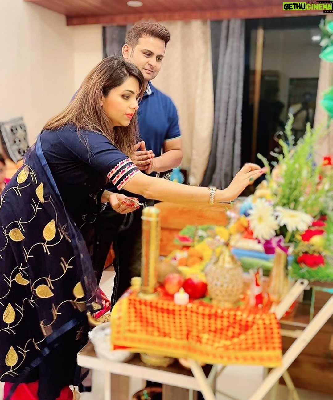 Sugandha Mishra Instagram - 𝐁𝐚𝐩𝐩𝐚 𝐌𝐨𝐫𝐞𝐲𝐚 𝐑𝐞🙏🏻😇 . . #festivevibes #ganpati #bappa #family #friends #love #blessings #swipeleft