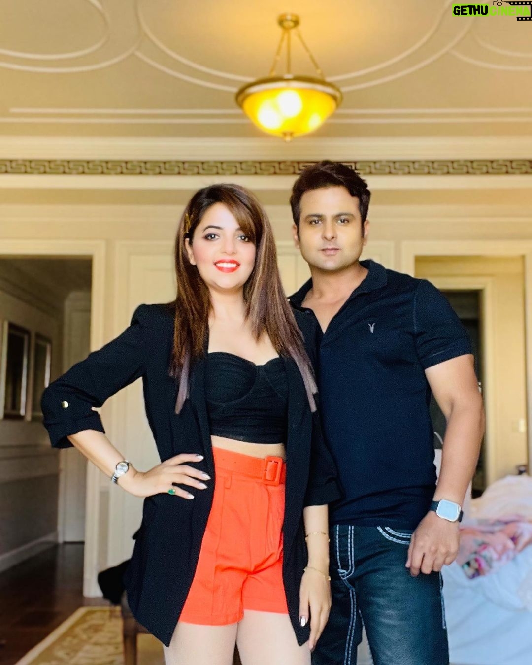 Sugandha Mishra Instagram - Orange is new 🖤 . . #dxb #swipeleft #couplegoals #powercouple #orange #black #orangeisthenewblack #dubai #instapic #pose #love #versace Palazzo Versace Dubai