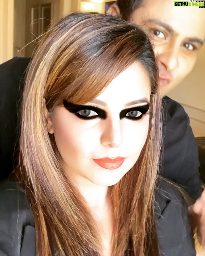 Sugandha Mishra Instagram - #oscar or #bhaskar look? 🤔😂 . . #swipeleft #lol #makeup #eyemakeup #smokeyeye #black #deepikapadukone #couplegoals #powercouple #bts #timepass #sugandhamishra #drsanketbhosale #dxb #love Palazzo Versace hotel