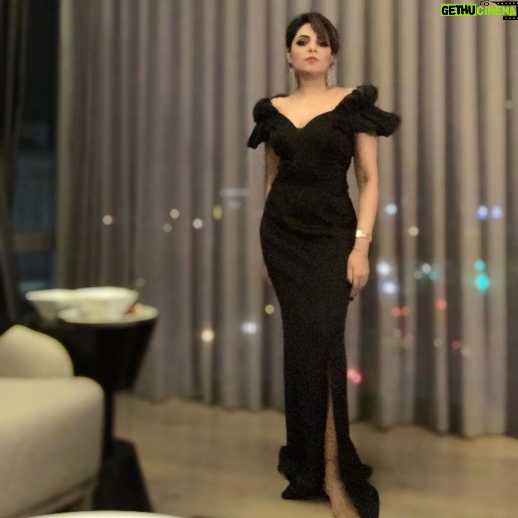 Sugandha Mishra Instagram - 🖤🖤🖤 . . #swipeleft #love #live #night #gig #jury #music #capetown #southafrica #blackgown #glam Cape Town, South Africa
