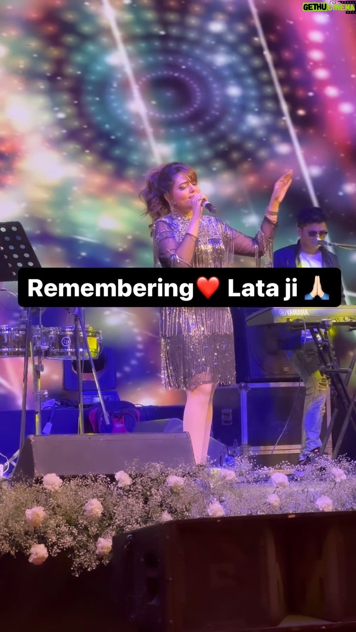 Sugandha Mishra Instagram - #singinglive #inspiration #latamangeshkar #lagjagale #live #sugandhamishra #oldsongs #music #livesinging Jaipur - The pink city