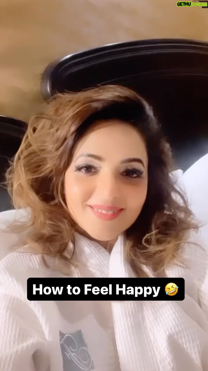 Sugandha Mishra Instagram - How to feel Happy 🤣 #lol #omg #comedyreels #funnyreels #reels #sugandhamishra #trendingreels