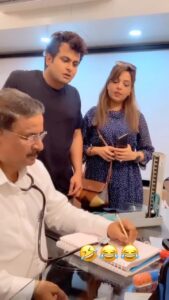 Sugandha Mishra Instagram - Ye kaisa ilaaj ? 🤣 . . #doctor #patient #lol #medicine #funnyreels #omg #husbandwife