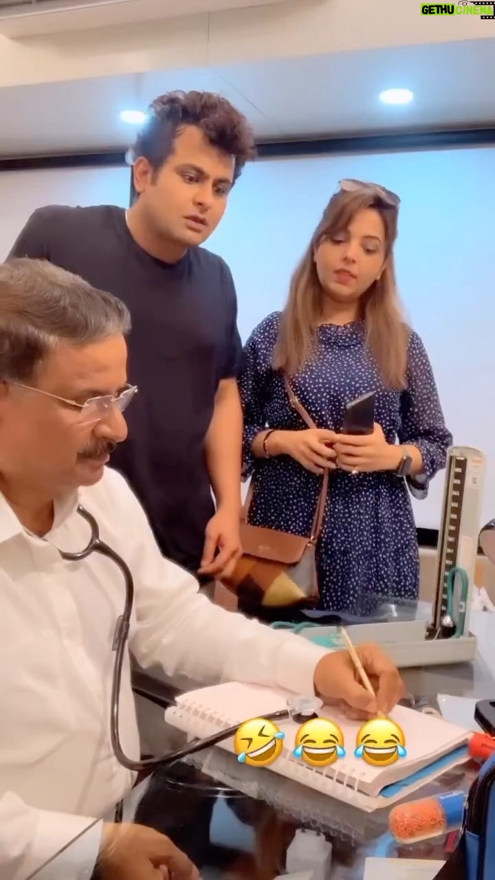 Sugandha Mishra Instagram - Ye kaisa ilaaj ? 🤣 . . #doctor #patient #lol #medicine #funnyreels #omg #husbandwife