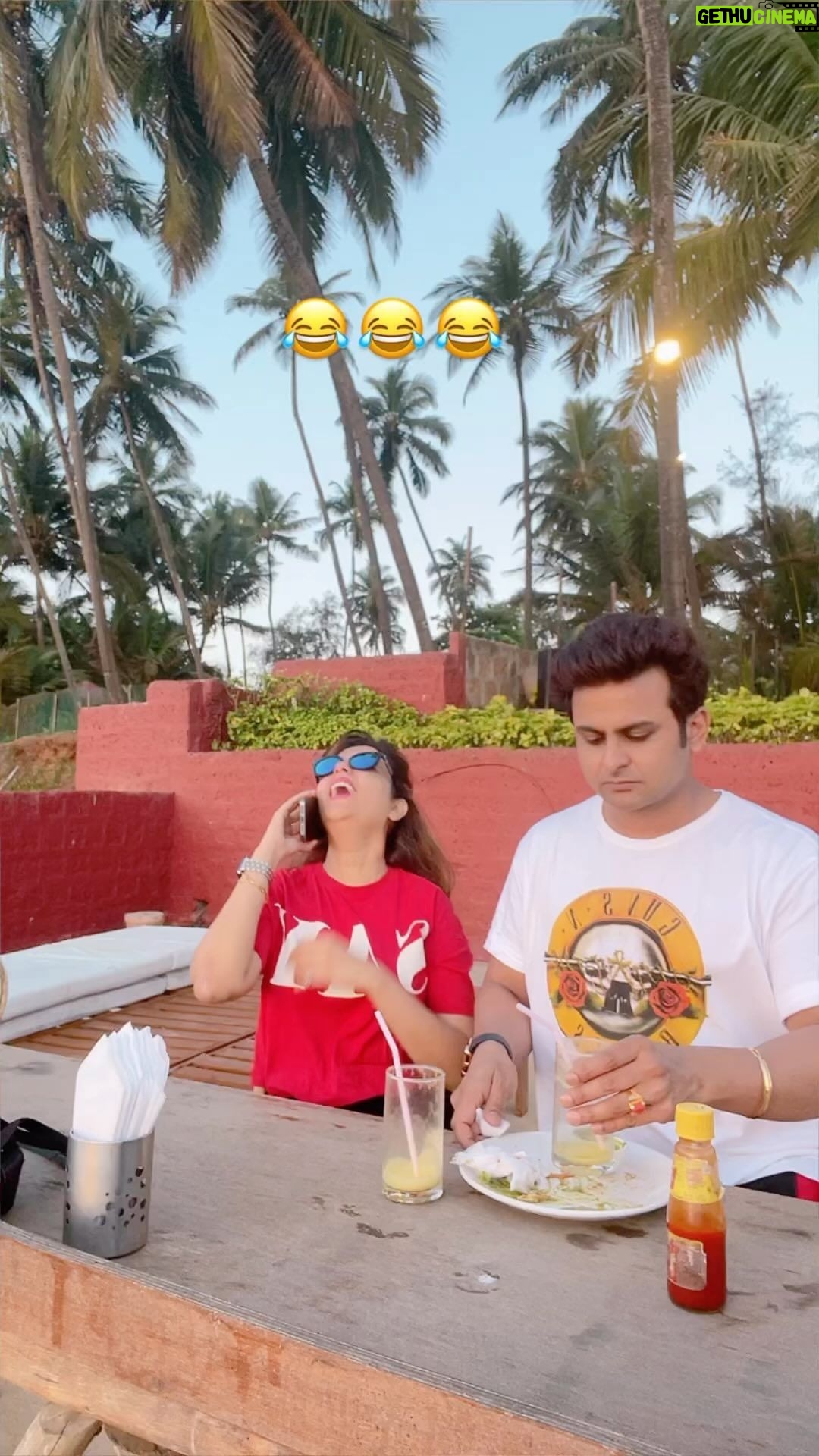 Sugandha Mishra Instagram - Aadat Se Majboor 😂😂😂 . . . #lol #sanketbhosale #drsanketbhosale #sugandhamishra #comedy #funnyvideos #husbandandwife #suket #married