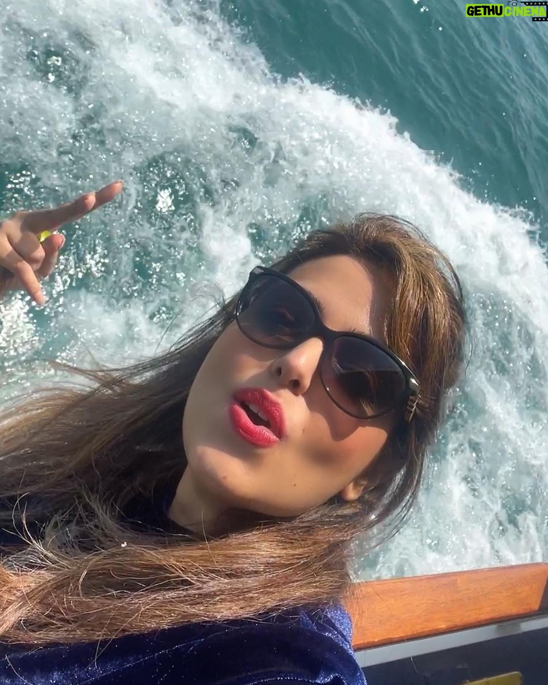 Sugandha Mishra Instagram - Chicago 🛳️ #swipeleft . . #beautiful #weather #chilled #cruise #chicago #chicagocruise #vibes Chicago River Cruise
