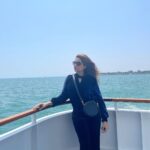 Sugandha Mishra Instagram – Chicago 🛳️ #swipeleft 
.
.
#beautiful #weather #chilled #cruise #chicago #chicagocruise #vibes Chicago River Cruise