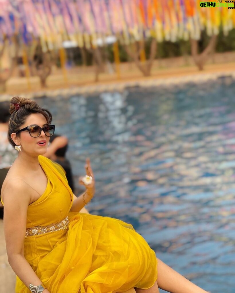 Sugandha Mishra Instagram - Summer Vibes 🏊‍♀️🌊☀️ . . #hayegarmi #poolday #summervibes #sugandhamishra #poolparty #summeroutfit #yellowlab #hot
