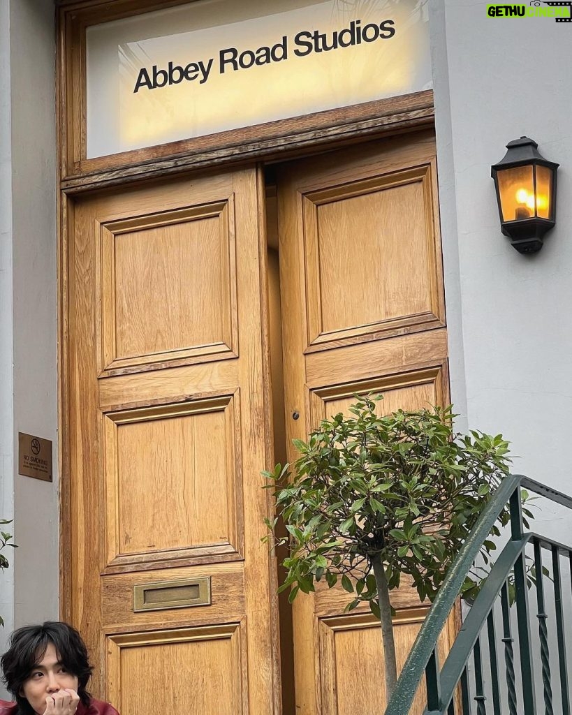 Suho Instagram - 날이 춥네. 눈치 보지말고 패딩입어요🤧 Coming soon @VogueKorea Abbey Road Studios