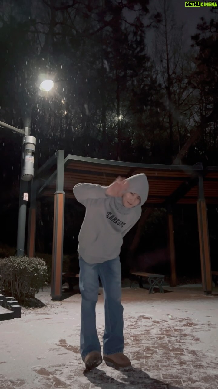 Suho - 1.7 Million Likes - EXO-L 잘 지내고 있는 거지
#첫눈챌린지
#SUHO #수호 @kimjuncotton
#EXO #엑소 #weareoneEXO