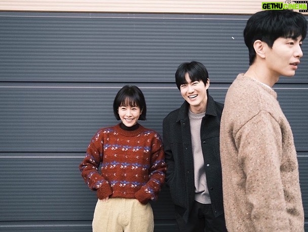 Suho Instagram - 힙하게 와 선우 를 사랑해주신 시청자 여러분들 그리고 EXO-L 진심으로 감사드립니다. ☺️ 그리고 함께 해주신 우리 김석윤 감독님👍, 촬영팀 모든 스탭분들, 선후배 배우분들 감사합니다 사랑합니다.