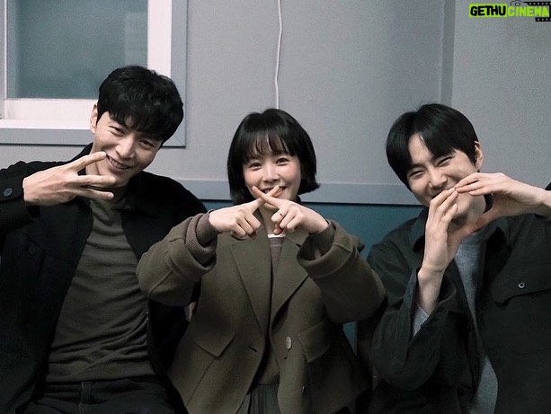 Suho Instagram - 힙하게 와 선우 를 사랑해주신 시청자 여러분들 그리고 EXO-L 진심으로 감사드립니다. ☺️ 그리고 함께 해주신 우리 김석윤 감독님👍, 촬영팀 모든 스탭분들, 선후배 배우분들 감사합니다 사랑합니다.
