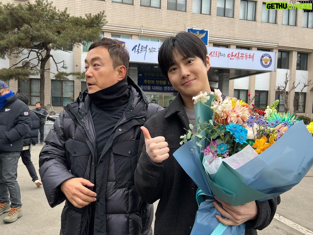 Suho Instagram - 힙하게 와 선우 를 사랑해주신 시청자 여러분들 그리고 EXO-L 진심으로 감사드립니다. ☺️ 그리고 함께 해주신 우리 김석윤 감독님👍, 촬영팀 모든 스탭분들, 선후배 배우분들 감사합니다 사랑합니다.