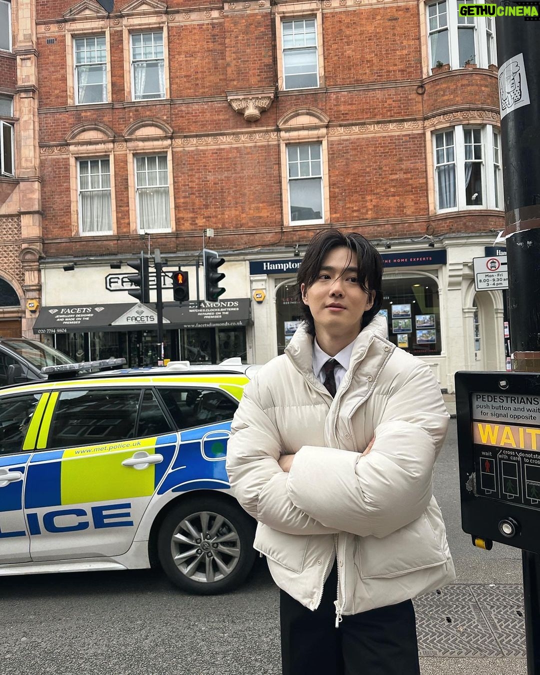 Suho Instagram - 날이 춥네. 눈치 보지말고 패딩입어요🤧 Coming soon @VogueKorea Abbey Road Studios