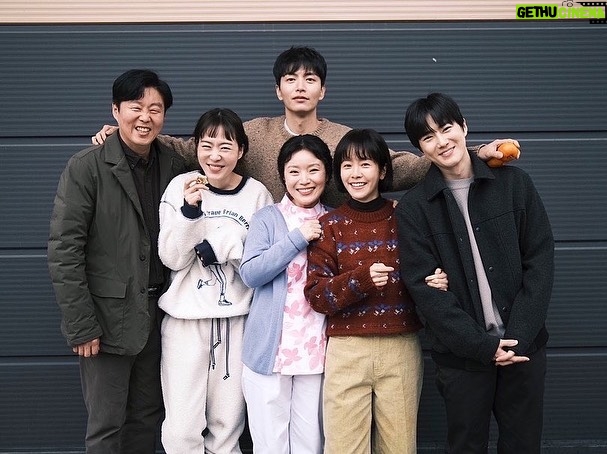 Suho Instagram - 힙하게 와 선우 를 사랑해주신 시청자 여러분들 그리고 EXO-L 진심으로 감사드립니다. ☺️ 그리고 함께 해주신 우리 김석윤 감독님👍, 촬영팀 모든 스탭분들, 선후배 배우분들 감사합니다 사랑합니다.