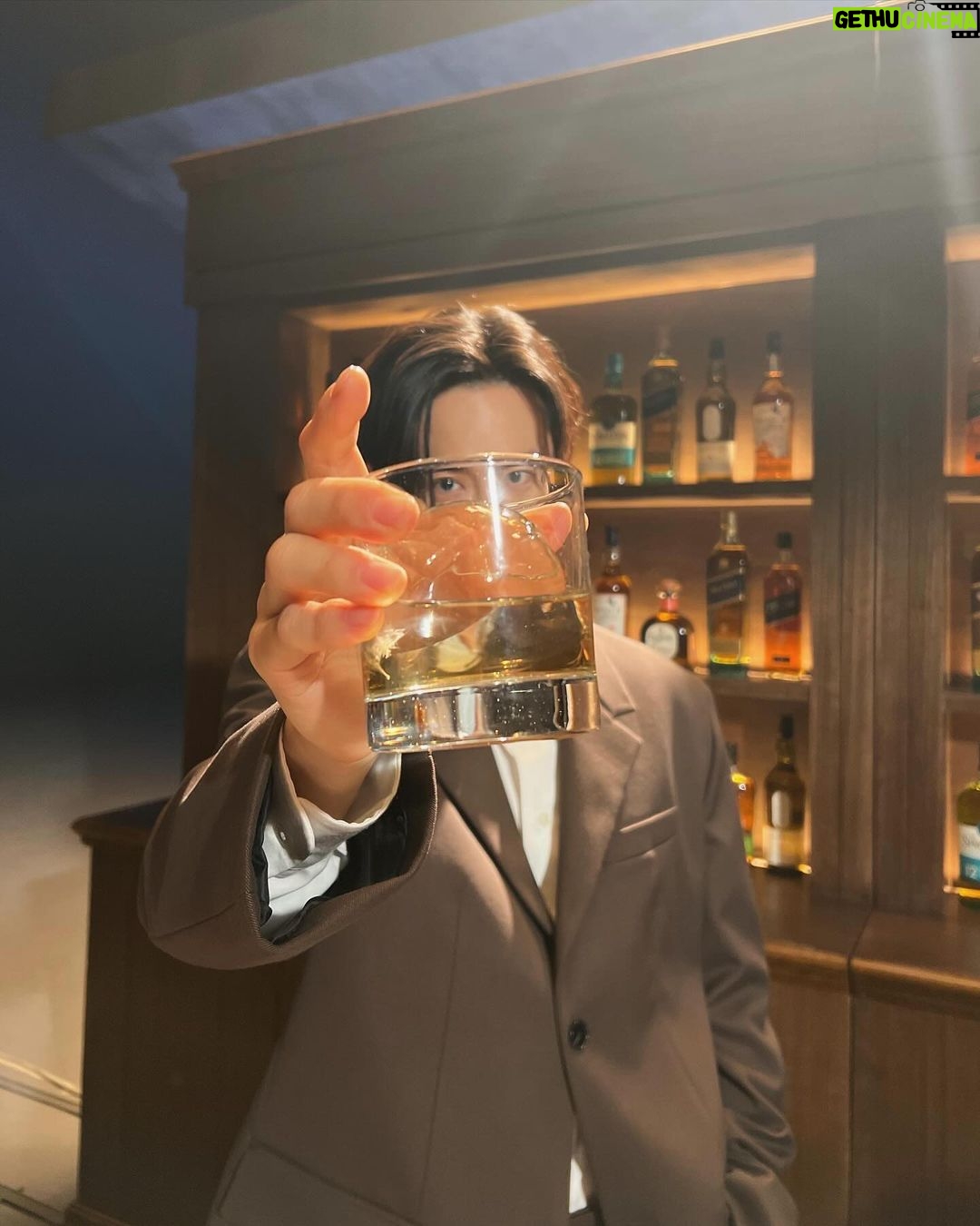 Suho Instagram - 3번 테이블에서 보내신 물 한잔 입니다만🚰🙋🏻♂️ Please drink responsibly @DIAGEO
