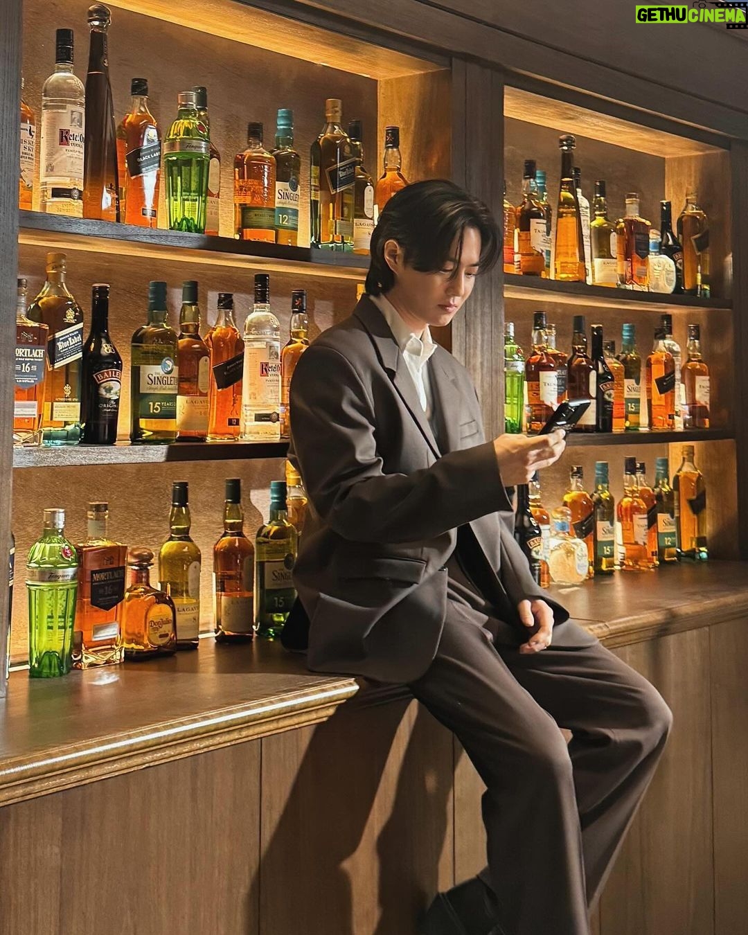 Suho Instagram - 3번 테이블에서 보내신 물 한잔 입니다만🚰🙋🏻♂️ Please drink responsibly @DIAGEO