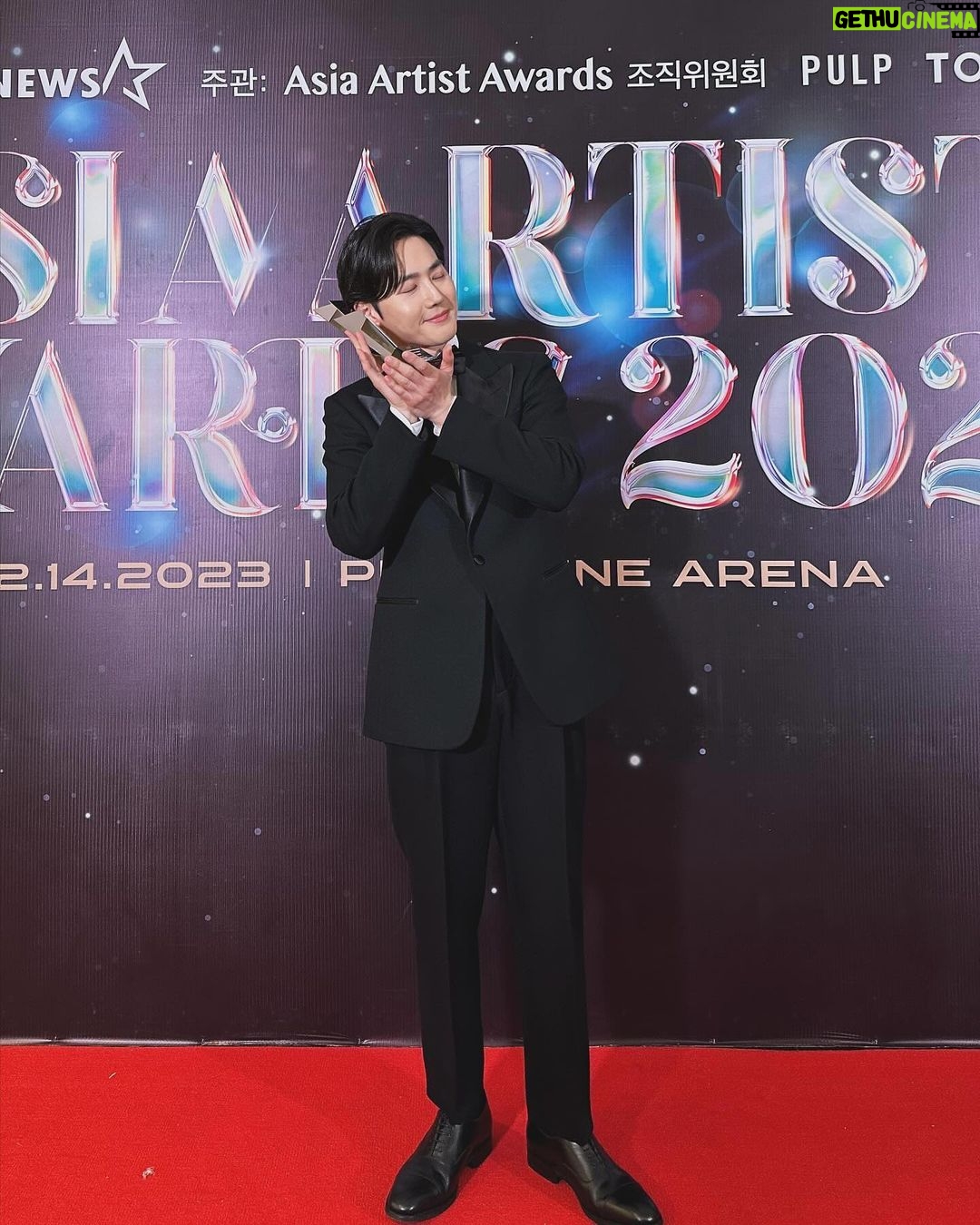 Suho Instagram - AAA 좋은 상 주셔서 진심으로 감사드립니다 여느때와 같이 꾸준히, 묵묵히 하겠습니다 EXO-L 항상 고마워 ‘힙하게’ 사랑해요