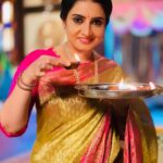 Sujitha Instagram – Diwali vibes 🪔🤩

Light and love 💕 

Jewellery @murugan_jewels_covai_mjc 
Saree @collection.feathers 

#happy #work #shoot #start #day #diwali #festival #streetstyle #festivewear #traditional #deepam #lightning #crakers #light #love