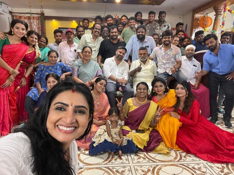 Sujitha Instagram - Best and special selfie of mine 😍 With my Pandian stores team 👏🏻🥳 Thanks for all your love and support 🫶🏻 #love #team #end #start #vijaytelevision #television #actress