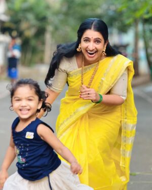 Sujitha Instagram - Welcoming 2024 with my cuties ❤️🤞🏻🎁

1 st January vibes 🥰🤗

#january #post #instadaily #suji #sujitha #family  #love #new #newyear