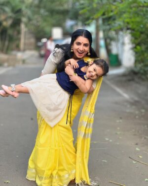 Sujitha Instagram - Welcoming 2024 with my cuties ❤️🤞🏻🎁

1 st January vibes 🥰🤗

#january #post #instadaily #suji #sujitha #family  #love #new #newyear