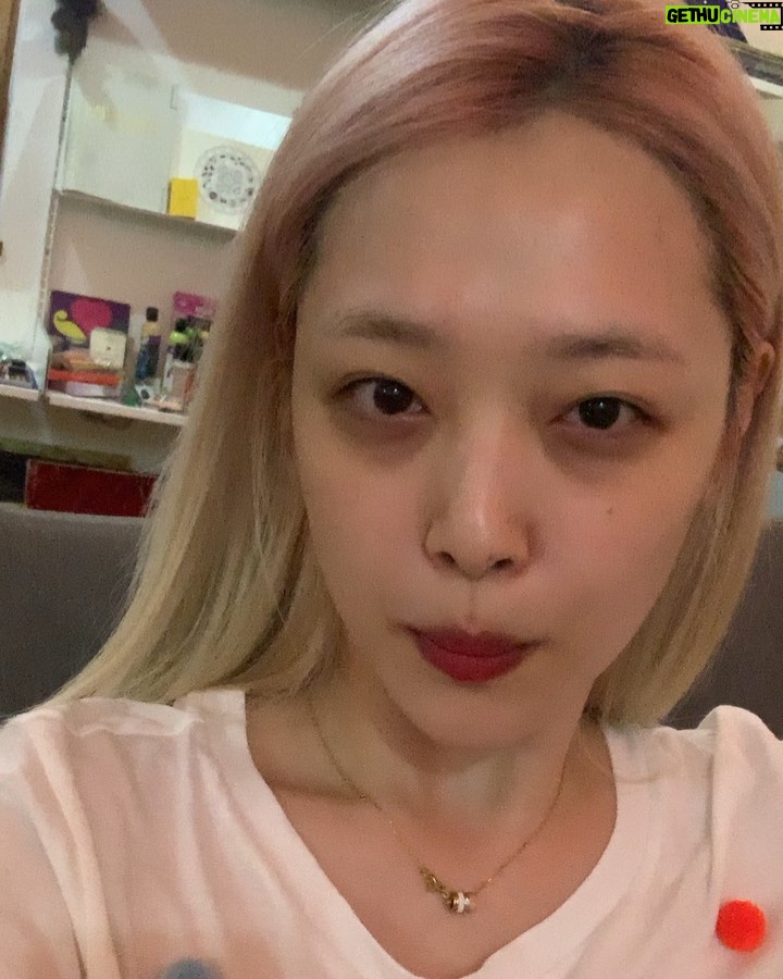 Sulli Instagram - 체리 꼭지 묶기 처음 해 봤는데ㅋㅋ역시 잘 할 줄 알았다 🍒🍒🍒🍒🍒🍒🍒🍒