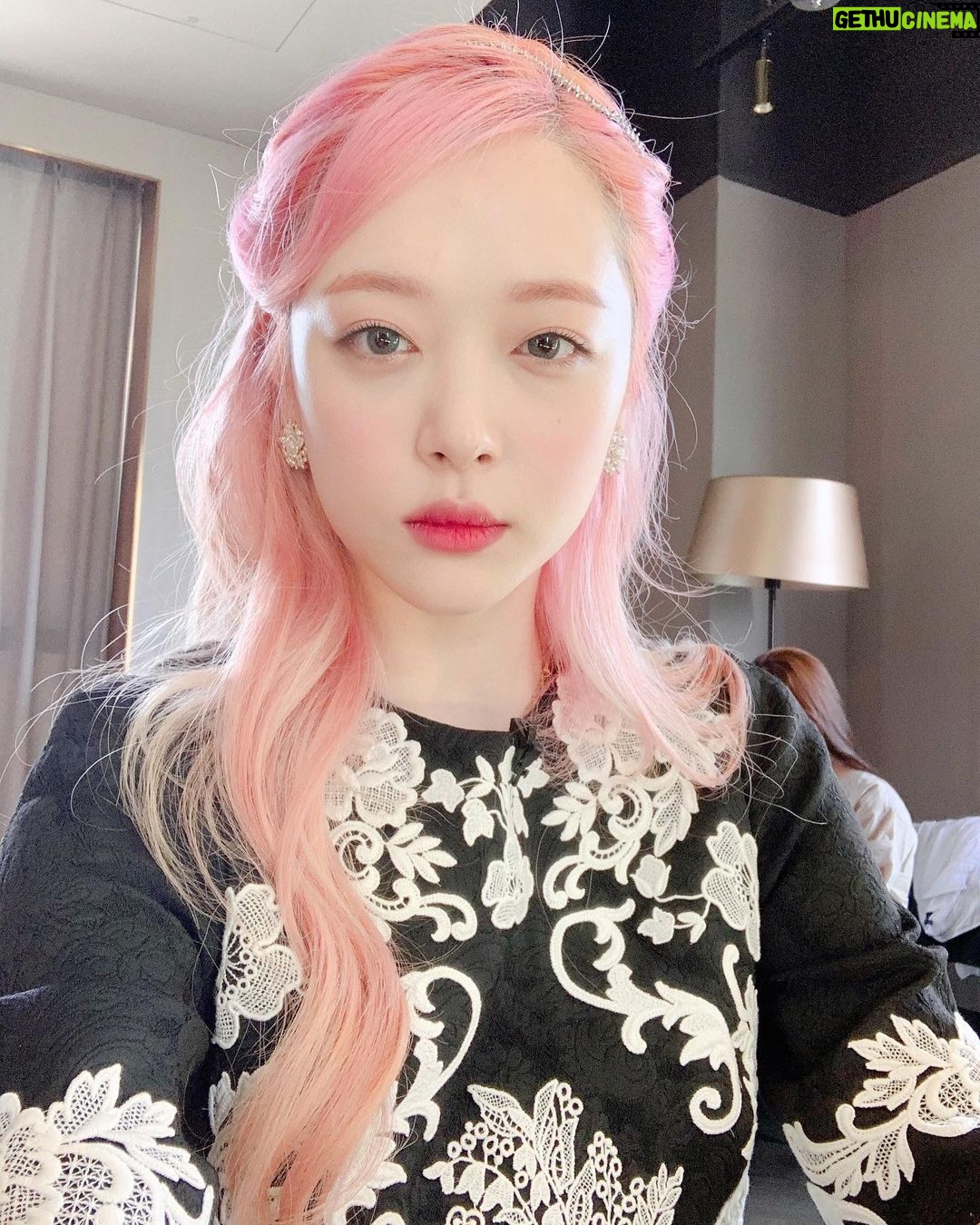 Sulli - 383.4K Likes - 악!!!!!! 밤🌙