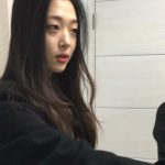 Sulli Instagram - 저.. 움직이고 싶어요... 싶다구요....!! 최면이란... ;;
