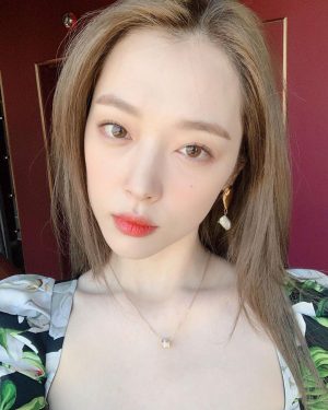 Sulli Instagram - 🤭 삼박자미쳤네