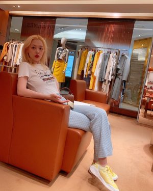Sulli Instagram - 열심히 사진 찍어주는 내언니😍