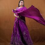 Suma Kanakala Instagram - Give everyday a chance to become the most beautiful day in your life😊💜✨ . styled by @stylebyannapurna styling team @I.deekshasetti Wearing: @varahi_artstudio Jewellery: @the_velvetfly_ Makeup @madhu_derangula Hair @koduruamarnath Photography @valmikiramuphotography #sumakanakala #anchorsuma #anchorsumakanakala #kanakalasuma
