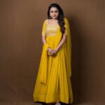 Suma Kanakala Instagram - Take time to do what makes your soul happy😊💛🕊️ . styled by @stylebyannapurna Wearing @milaplabel Jewellery @sammohana_by_anushauppaluri Makeup @madhu_derangula Hair @koduruamarnath Photography @valmikiramuphotography #sumakanakala #anchorsuma #anchorsumakanakala #kanakalasuma