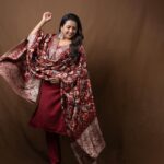 Suma Kanakala Instagram - You become what you Believe. Never stop believing in yourself..🤩🤎🧡 . styled by @stylebyannapurna style team @I.deekshasetti Wearing @maramsclothing_official Jewellery @alluringaccessories.a2 Makeup @madhu_derangula Hair @koduruamarnath Photography @valmikiramuphotography #sumakanakala #anchorsuma #anchorsumakanakala #kanakalasuma