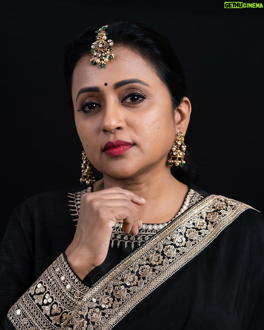 Suma Kanakala Instagram - To Win Big, you need to Dream Big🖤 . styled by @stylebyannapurna Wearing @chandamama_designerstudio Jewellery @sammohana_by_anushauppaluri Makeup @madhu_derangula Hair @koduruamarnath Photography @valmikiramuphotography #sumakanakala #anchorsuma #anchorsumakanakala #kanakalasuma