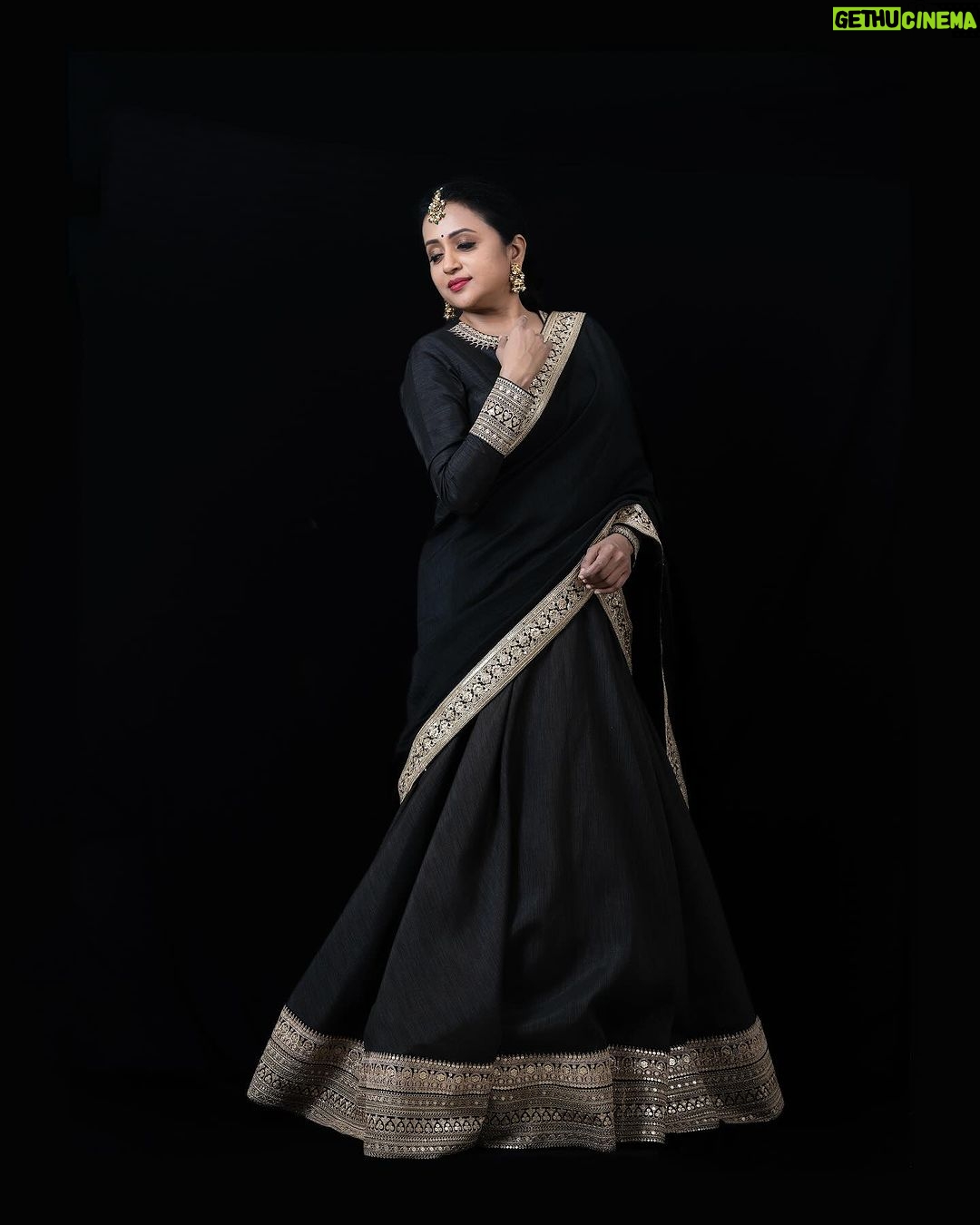 Suma Kanakala Instagram - To Win Big, you need to Dream Big🖤 . styled by @stylebyannapurna Wearing @chandamama_designerstudio Jewellery @sammohana_by_anushauppaluri Makeup @madhu_derangula Hair @koduruamarnath Photography @valmikiramuphotography #sumakanakala #anchorsuma #anchorsumakanakala #kanakalasuma