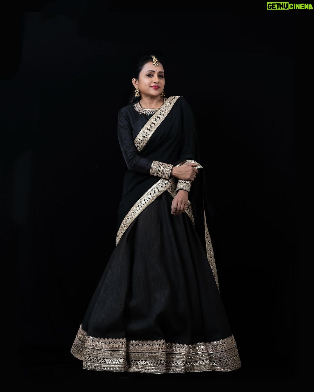 Suma Kanakala Instagram - To Win Big, you need to Dream Big🖤 . styled by @stylebyannapurna Wearing @chandamama_designerstudio Jewellery @sammohana_by_anushauppaluri Makeup @madhu_derangula Hair @koduruamarnath Photography @valmikiramuphotography #sumakanakala #anchorsuma #anchorsumakanakala #kanakalasuma