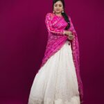 Suma Kanakala Instagram - Life is colorful, when you paint it with love💗🤍✨ . styled by @stylebyannapurna Wearing @chandamama_designerstudio Jewellery @alluringaccessories Makeup @madhu_derangula Hair @koduruamarnath Photography @valmikiramuphotography #sumakanakala #anchorsuma #anchorsumakanakala #kanakalasuma