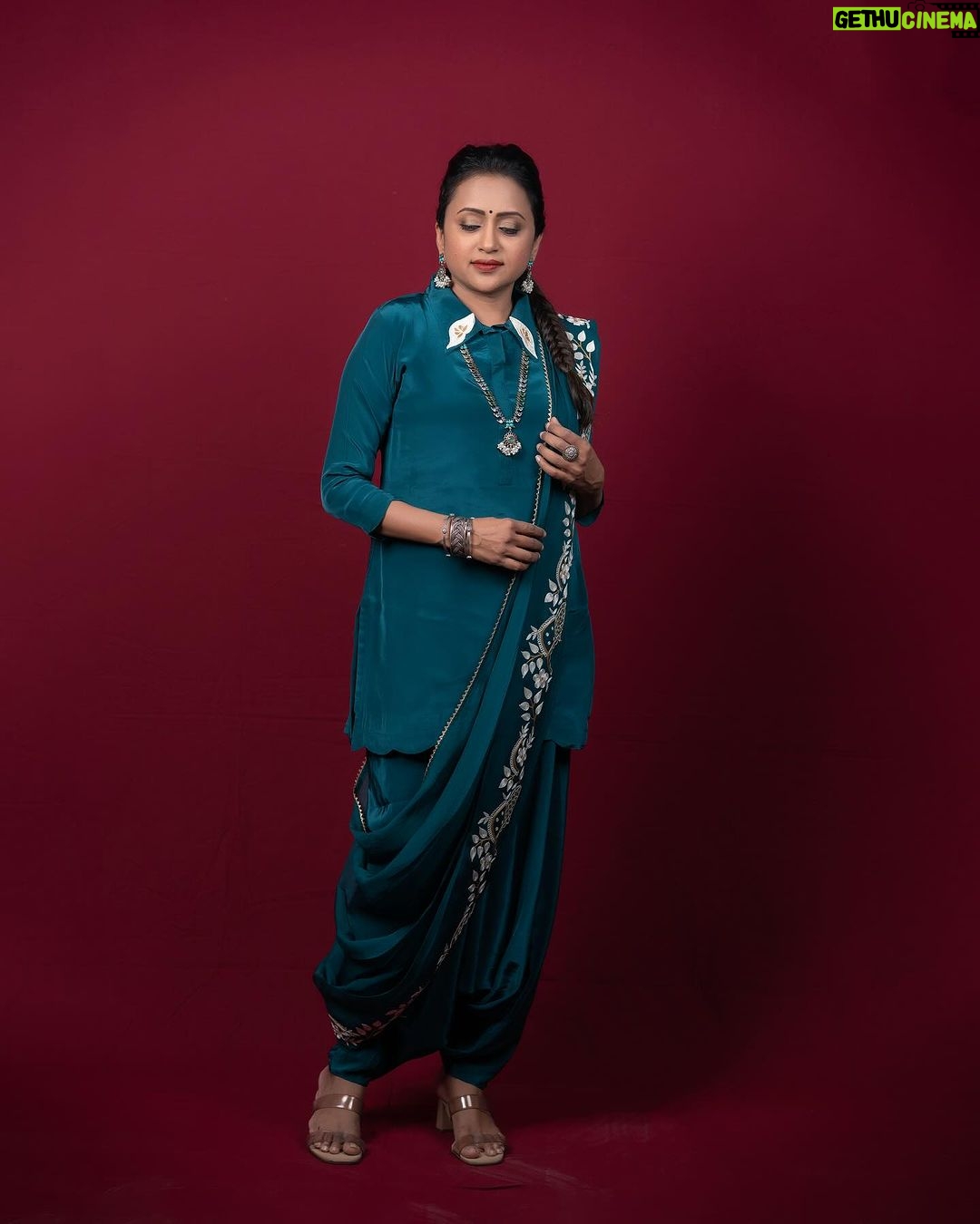 Suma Kanakala Instagram - HAPPINESS is a created Phenomenon✨😊👍🏻 . styled by @stylebyannapurna Wearing @reeda_by_ritika_jinndal Jewellery @tantra.brassjewellery Makeup @madhu_derangula Hair @koduruamarnath Photography @valmikiramuphotography #sumakanakala #anchorsuma #anchorsumakanakala #kanakalasuma
