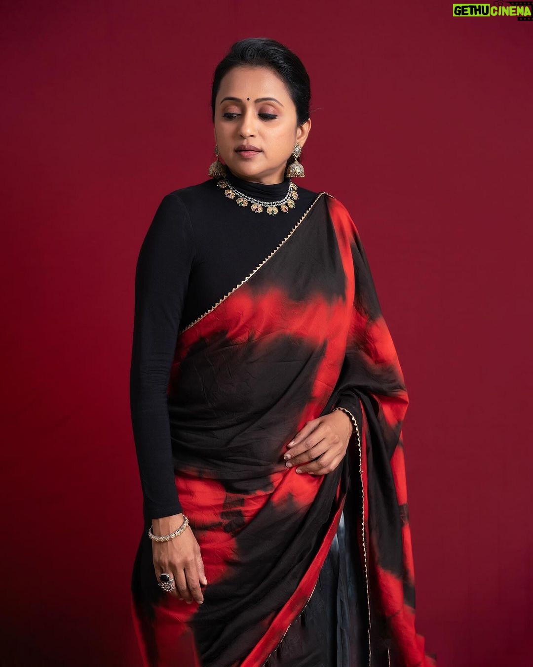 Suma Kanakala Instagram - Believe in your potential, you are capable of more than you imagine. Stay positive❤️🖤 . styled by @stylebyannapurna styling team @I.deekshasetti Wearing @vs_couture_laxmi Jewellery @tantra.brassjewellery Makeup @madhu_derangula Hair @koduruamarnath Photography @valmikiramuphotography #sumakanakala #anchorsuma #anchorsumakanakala #kanakalasuma