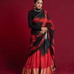 Suma Kanakala Instagram - Believe in your potential, you are capable of more than you imagine. Stay positive❤️🖤 . styled by @stylebyannapurna styling team @I.deekshasetti Wearing @vs_couture_laxmi Jewellery @tantra.brassjewellery Makeup @madhu_derangula Hair @koduruamarnath Photography @valmikiramuphotography #sumakanakala #anchorsuma #anchorsumakanakala #kanakalasuma