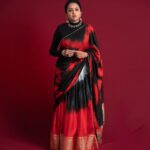 Suma Kanakala Instagram - Believe in your potential, you are capable of more than you imagine. Stay positive❤️🖤 . styled by @stylebyannapurna styling team @I.deekshasetti Wearing @vs_couture_laxmi Jewellery @tantra.brassjewellery Makeup @madhu_derangula Hair @koduruamarnath Photography @valmikiramuphotography #sumakanakala #anchorsuma #anchorsumakanakala #kanakalasuma