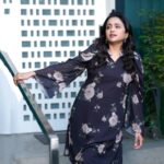 Suma Kanakala Instagram - Think of all the beauty still left around you and be happy🤩😍👍🏻 . styled by @stylebyannapurna style team @I.deekshasetti Wearing: @eeshadesignersofficial Jewellery: @anyas_2020 Makeup @madhu_derangula Hair @koduruamarnath Photography @valmikiramuphotography #sumakanakala #anchorsuma #anchorsumakanakala #kanakalasuma